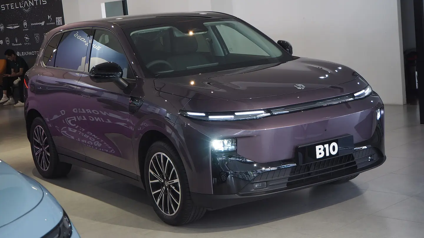 Leapmotor B10 granate en una exposición, visto de tres cuartos delantero