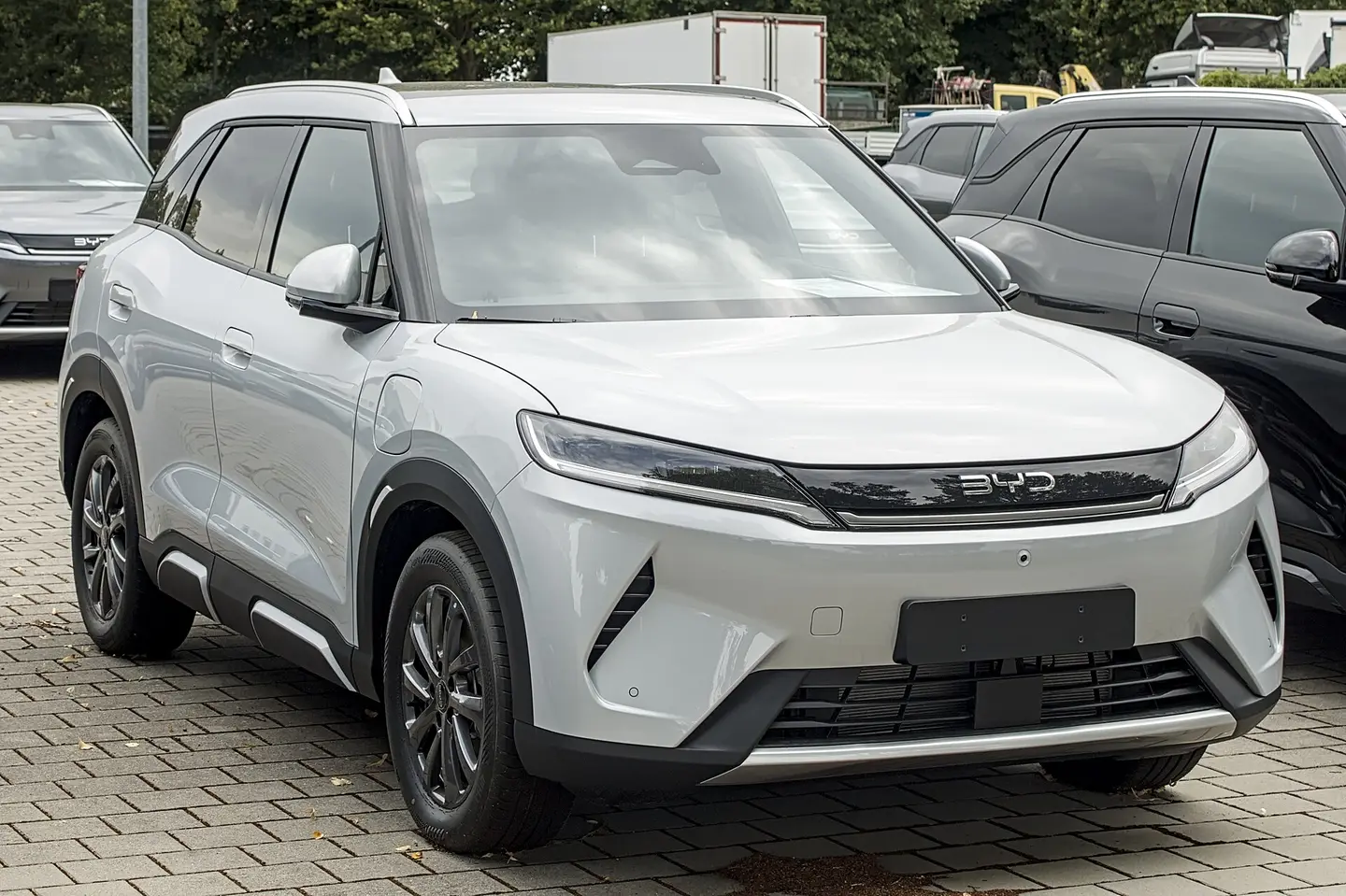 BYD Atto 2 DM-i blanco visto de tres cuartos delantero