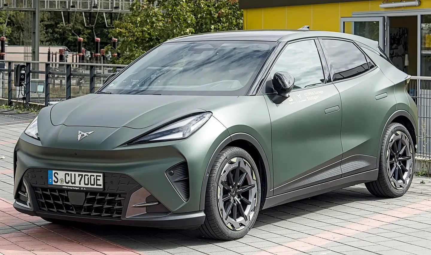 Cupra Raval VZ verde mate visto de tres cuartos delantero