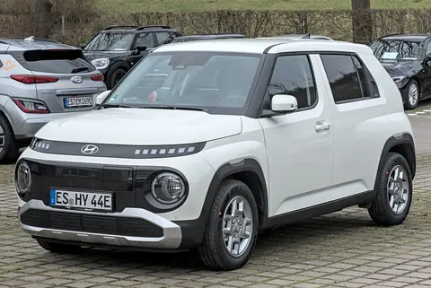 Hyundai Inster blanco visto de frente
