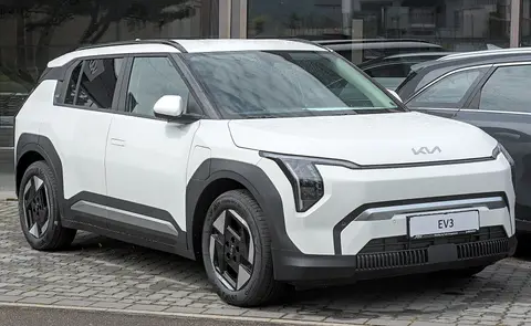 Kia EV3 blanco visto de tres cuartos delantero