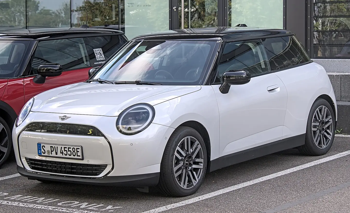 Mini Cooper eléctrico de tres puertas, blanco con techo negro